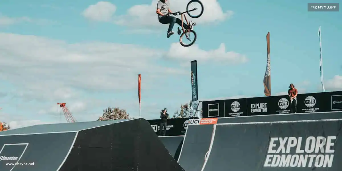 米兰官网足球划过天空的弧线，是青春最动人的轨迹！⚽